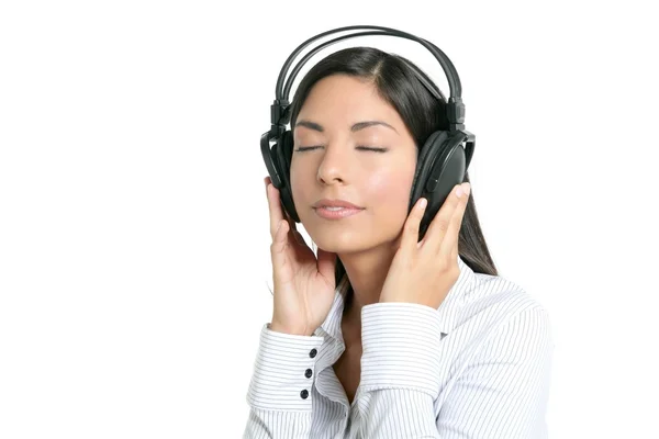 Krásná bruneta podnikatelka slyšení hudby — Stock fotografie