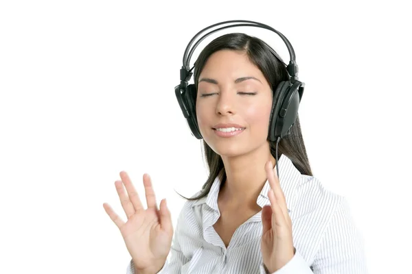 Gyönyörű barna üzletasszony hallás zene — Stock Fotó