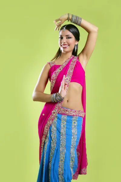 아름 다운 인도 젊은 갈색 머리 여자 춤 — 스톡 사진