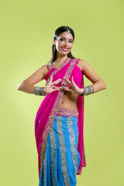 インド若いブルネット美人ダンス — ストック写真