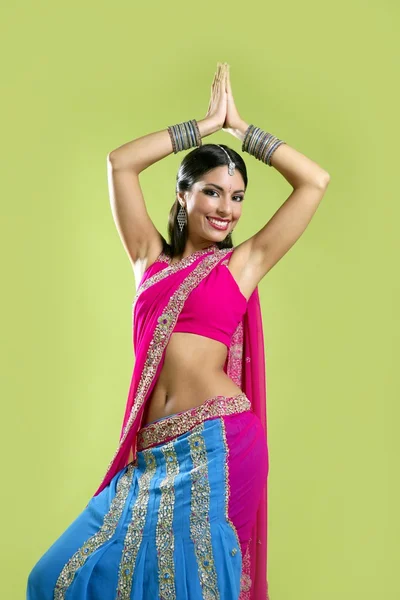 Красивая индийская юная брюнетка танцует — стоковое фото