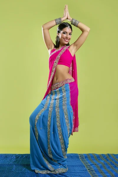 Schöne indische junge brünette Frau tanzen — Stockfoto