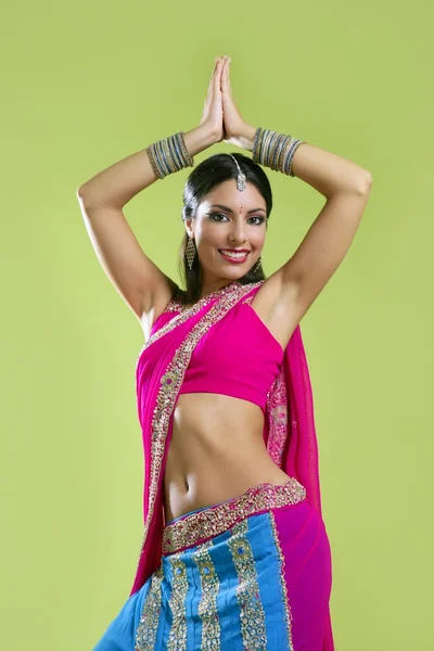 Vacker indisk ung brunett kvinna dans — Stockfoto