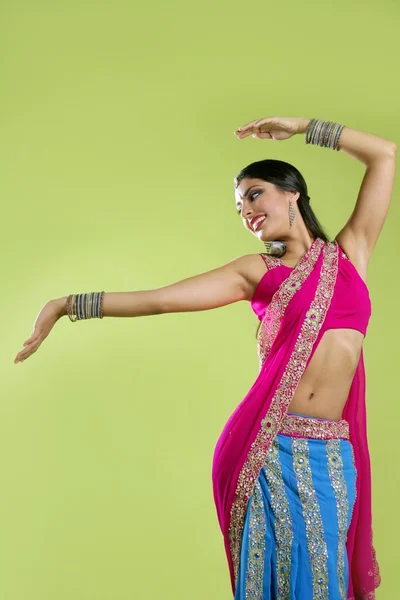 Bella indiana giovane donna bruna che balla — Foto Stock