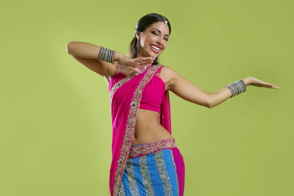 印度年轻黑发美女跳舞 — 图库照片