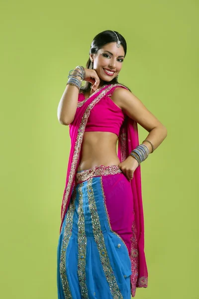 Linda indiana jovem morena dançando — Fotografia de Stock