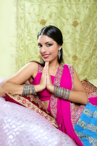 Mooie Indiase brunette vrouw portret — Stockfoto