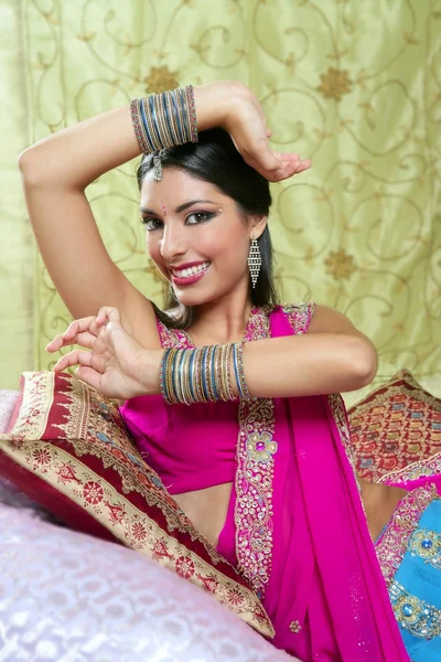 Vackra indiska brunett traditionella mode stil — Stockfoto