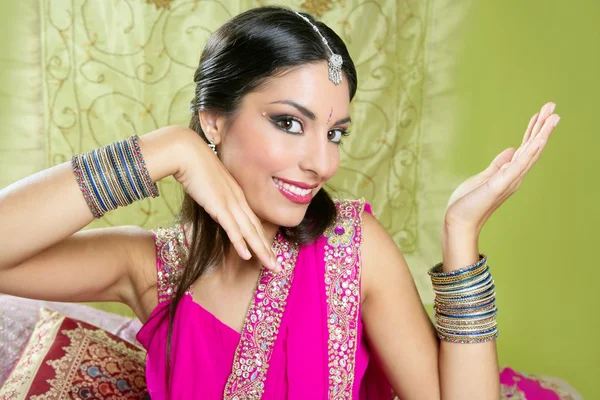 Mooie Indiase brunette vrouw portret — Stockfoto