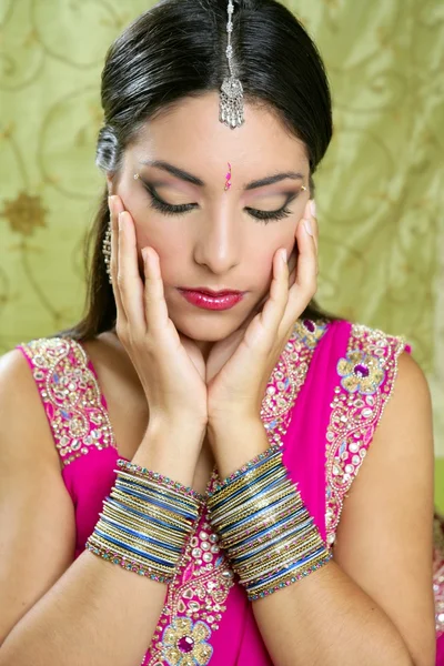 Linda morena indiana estilo de moda tradicional — Fotografia de Stock