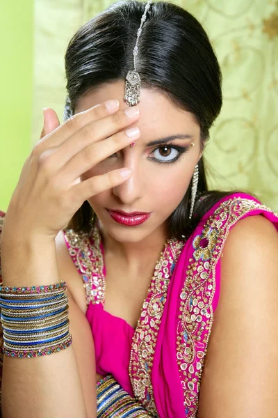Krásná bruneta Indka portrét — Stock fotografie