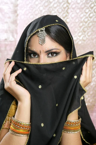 Красивая брюнетка азиатская девушка с черной вуалью на лице — стоковое фото