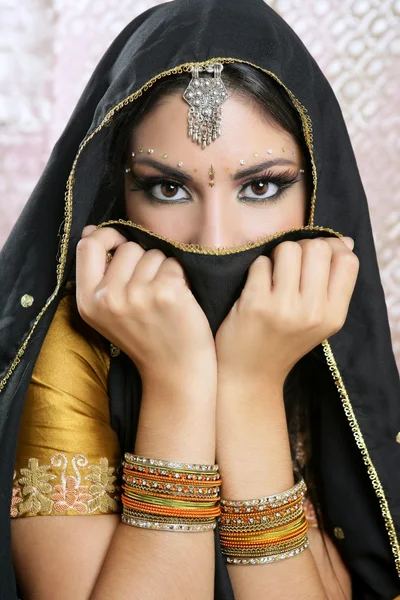 Vacker brunett asiatisk tjej med svart slöja på ansikte — Stockfoto