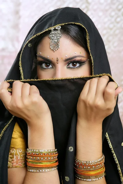 Güzel esmer Asyalı kız yüzümdeki Siyah peçe ile — Stok fotoğraf
