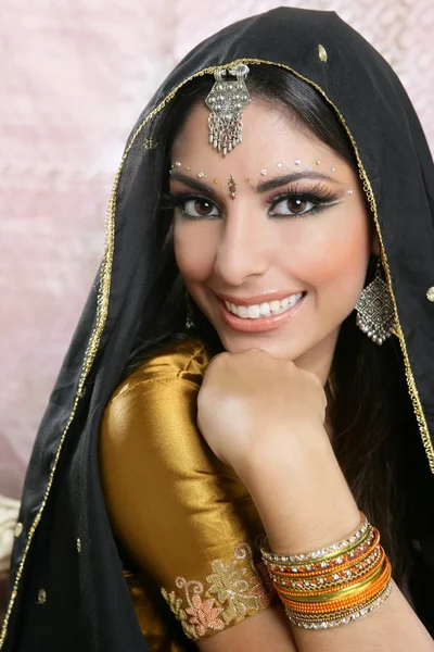 美丽的印度黑发女人肖像 — 图库照片