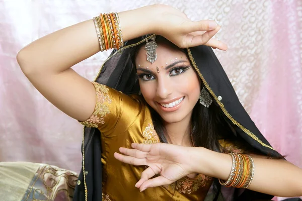 Krásné indické bruneta tradiční módní styl — Stock fotografie
