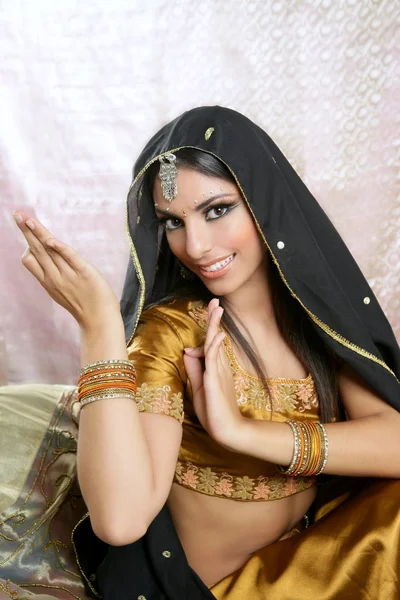 Όμορφη ινδική γυναίκα μελαχρινή πορτρέτο — Φωτογραφία Αρχείου