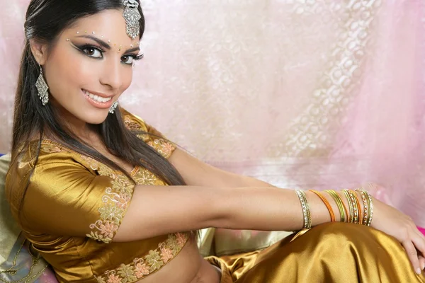 Hermosa morena india estilo de moda tradicional — Foto de Stock