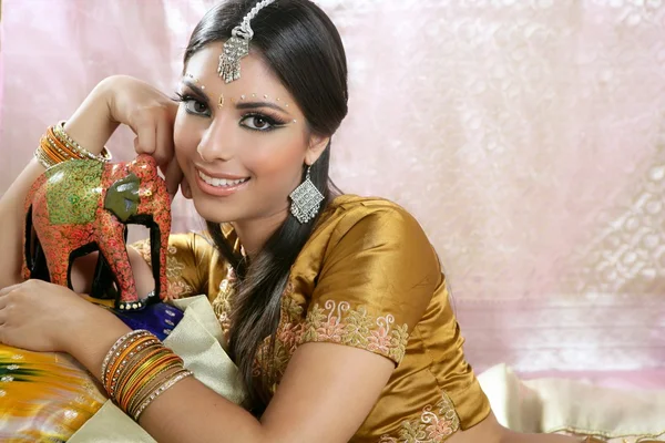 Gyönyörű indiai barna nő portré — Stock Fotó