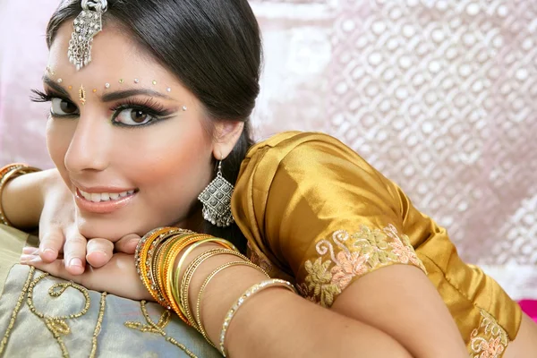 Bella bruna indiana stile di moda tradizionale — Foto Stock
