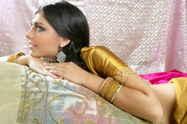 Prachtige Indiase brunette traditionele mode stijl — Stockfoto