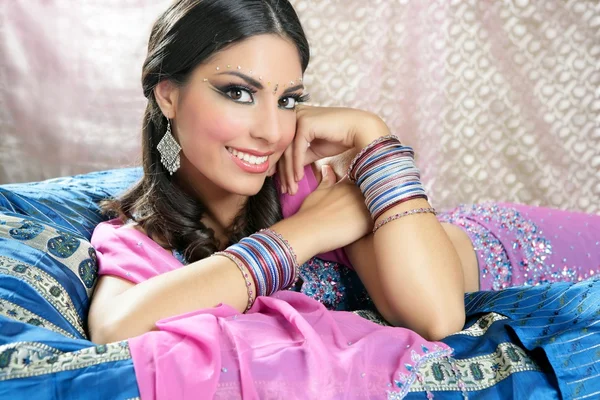 Красива індійська брюнетка жінка портрет — стокове фото