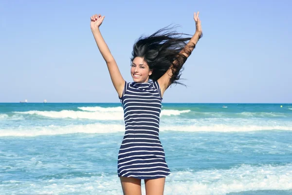 Bella ragazza bruna estiva che salta sulla spiaggia — Foto Stock