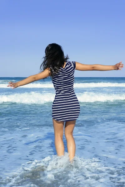 Красива літня брюнетка дівчина стрибає на пляжі — стокове фото