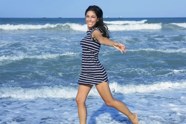 Piękne lato brunetka dziewczynka skacze na plaży — Zdjęcie stockowe