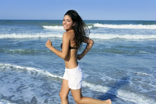 美丽的夏天黑发女孩跳上海滩 — 图库照片