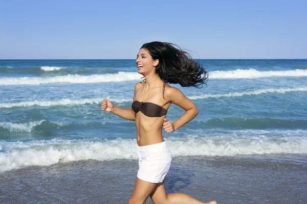 美丽的夏天黑发女孩跳上海滩 — 图库照片