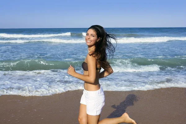 Vacker sommar brunett flicka hoppa på stranden — Stockfoto