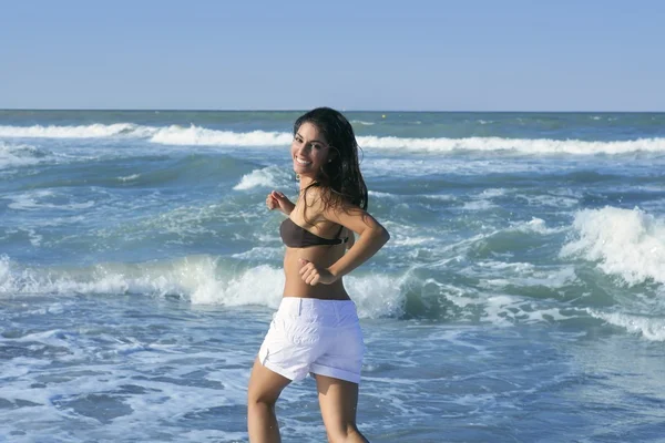 Bella ragazza bruna estiva che salta sulla spiaggia — Foto Stock