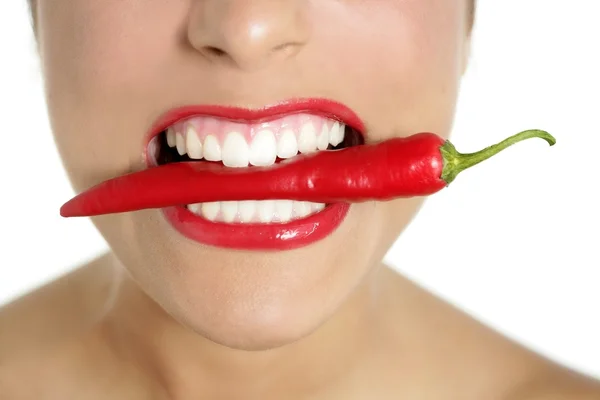 Belle femme dents manger poivron rouge — Photo