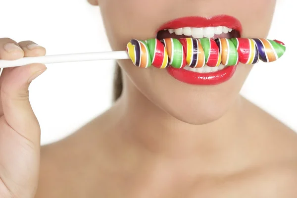 Bunter Lollypop in perfekten Frauenzähnen — Stockfoto