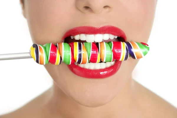 Bunter Lollypop in perfekten Frauenzähnen — Stockfoto