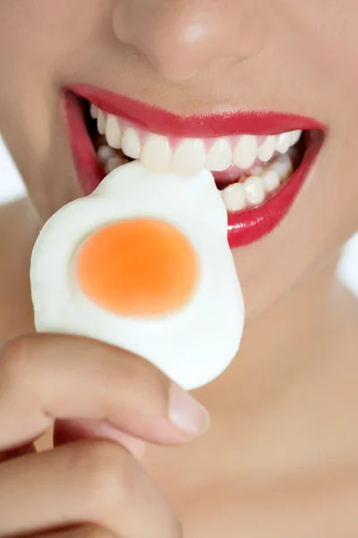 Krásná žena ústa jíst vejce na želé — Stock fotografie
