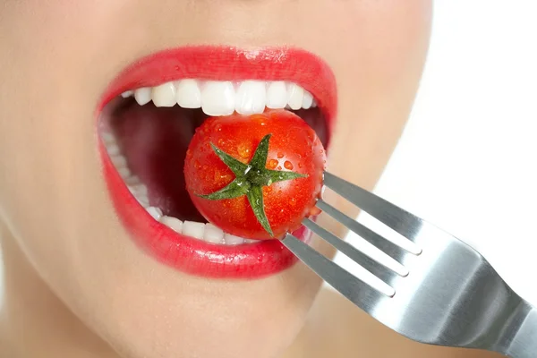女性の口の赤いトマト マクロを食べる — ストック写真