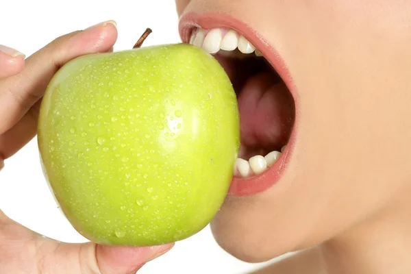 Macro de maçã na mulher detalhe da boca da mordida — Fotografia de Stock