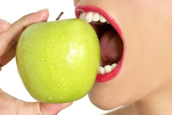 Макро Apple на деталях укуса женщины во рту — стоковое фото