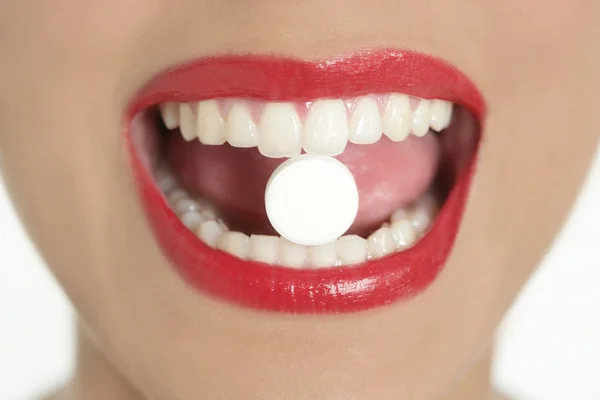 Краса жінка рот з ліками таблетки — стокове фото