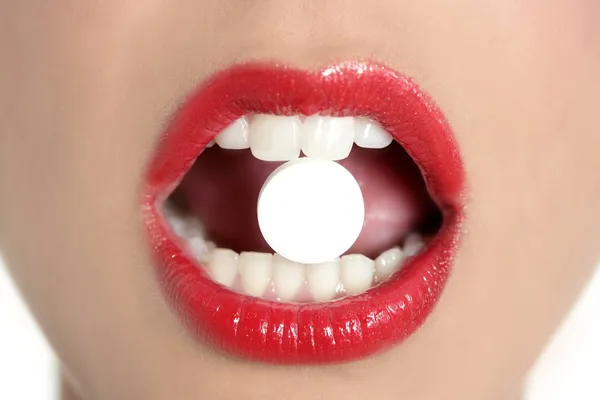 Belleza mujer boca con medicina píldora — Foto de Stock