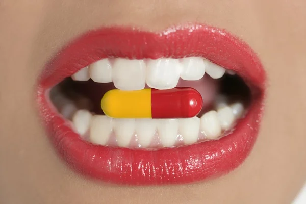 Beleza mulher boca com remédio pílula — Fotografia de Stock