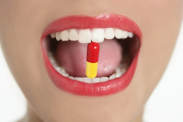 薬の錠剤で美容女性口 — ストック写真