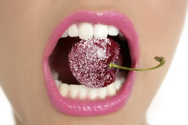 Cherry s cukrem v ústech zuby žena — Stock fotografie