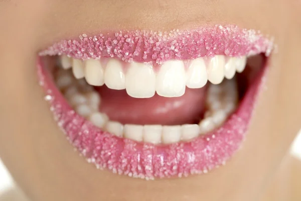 Usta kobiety w makro cukru różowy — Zdjęcie stockowe