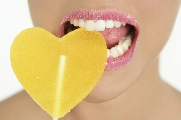 여자 매크로 입에 심장 모양 사탕 — 스톡 사진