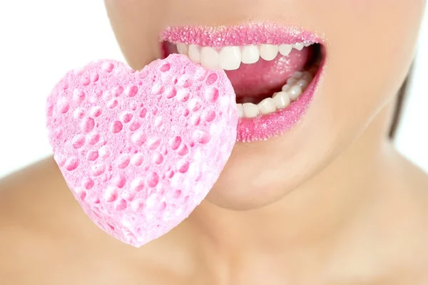 Esponja em forma de coração na mulher macro boca — Fotografia de Stock