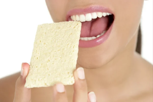 Μπισκότο στην γυναίκα δόντια και το στόμα, υγιεινό σνακ — ストック写真