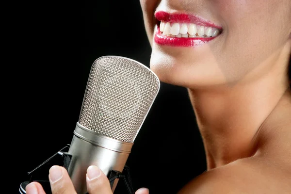 Όμορφη γυναίκα τραγουδώντας για ένα εκλεκτής ποιότητας μικρόφωνο — Φωτογραφία Αρχείου